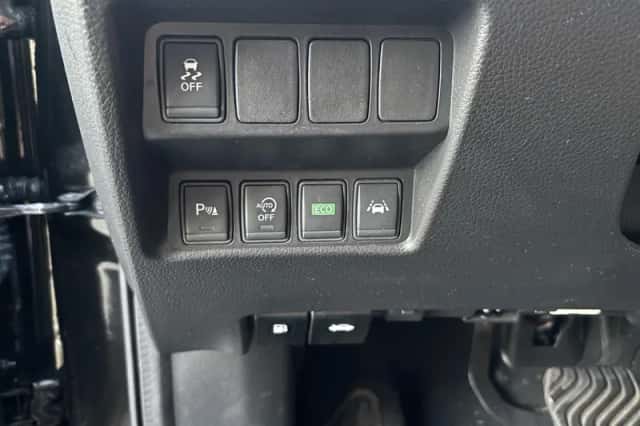 Nissan Qashqai (2015) thumbnail 4