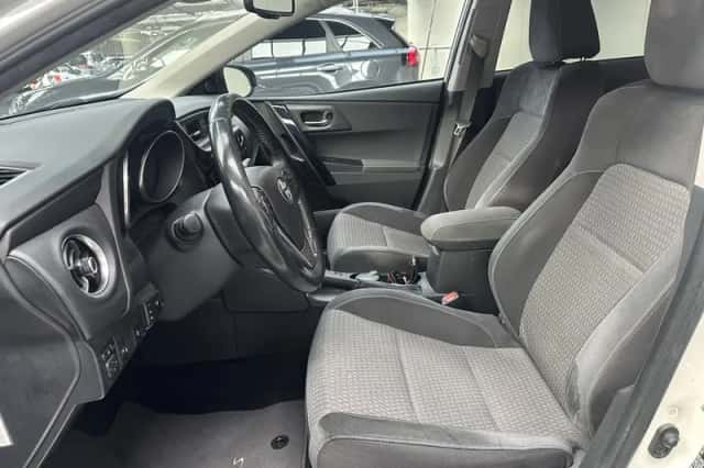 Toyota Auris (2017) thumbnail 2