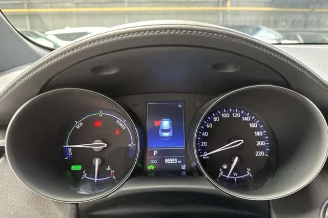 Toyota C-HR (2022) thumbnail 3