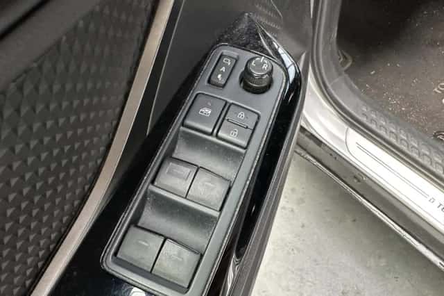 Toyota C-HR (2022) thumbnail 5
