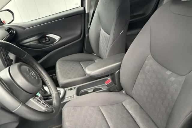 Toyota Yaris (2025) thumbnail 2