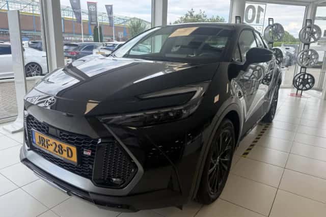 Toyota C-HR (2025) thumbnail 2