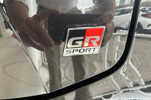 Toyota C-HR (2025) thumbnail 6