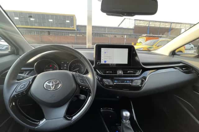 Toyota C-HR (2022) thumbnail 3