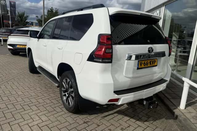 Toyota Land Cruiser (2024) thumbnail 2