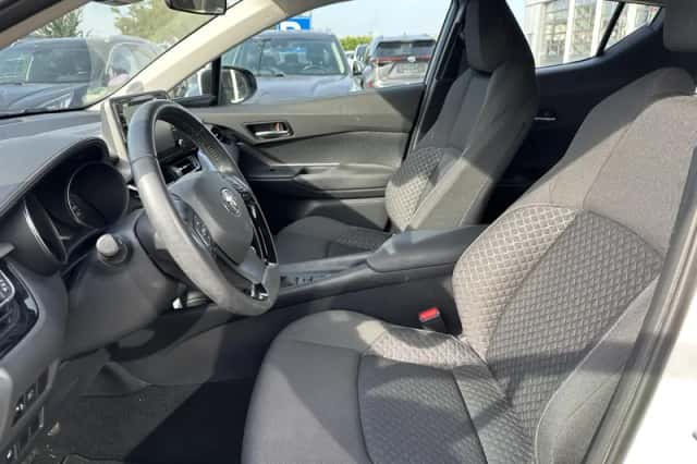 Toyota C-HR (2021) thumbnail 2
