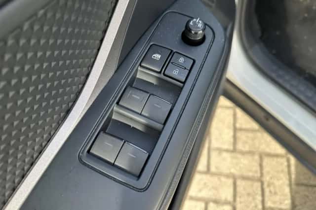 Toyota C-HR (2021) thumbnail 3