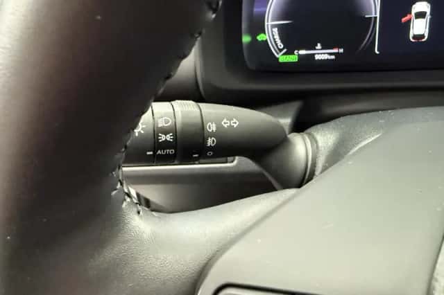 Toyota C-HR (2025) thumbnail 6