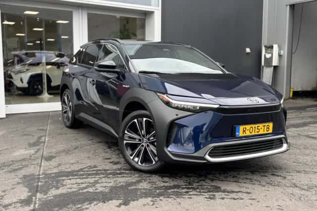 Toyota bZ4X (2022) thumbnail 2