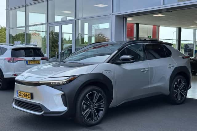Toyota bZ4X (2024) thumbnail 3