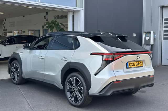 Toyota bZ4X (2024) thumbnail 4