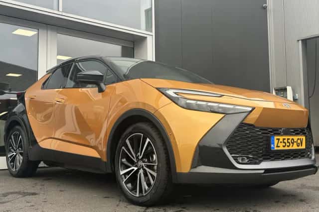 Toyota C-HR (2024) thumbnail 2