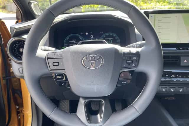 Toyota C-HR (2024) thumbnail 12