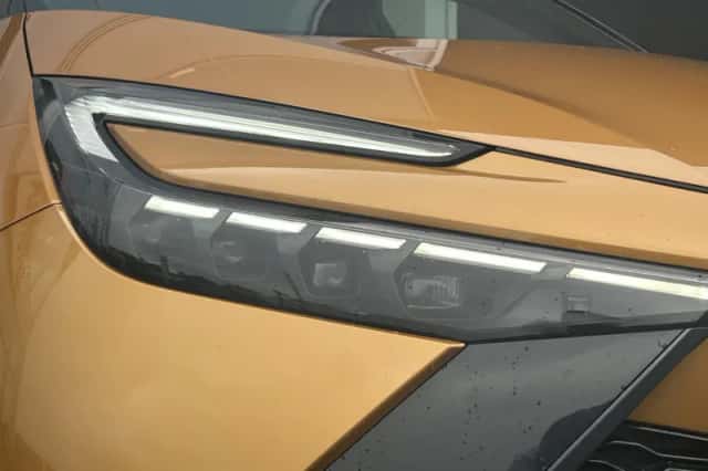 Toyota C-HR (2024) thumbnail 8
