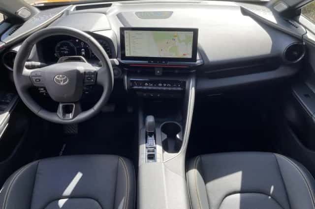 Toyota C-HR (2024) thumbnail 9