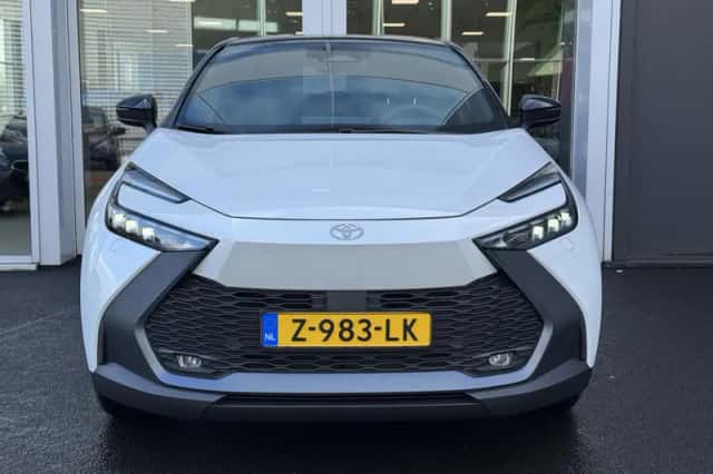 Toyota C-HR (2024) thumbnail 2