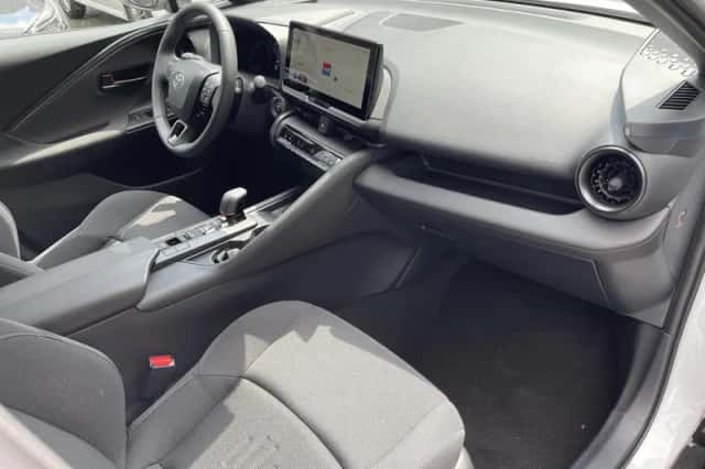 Toyota C-HR (2024) thumbnail 11