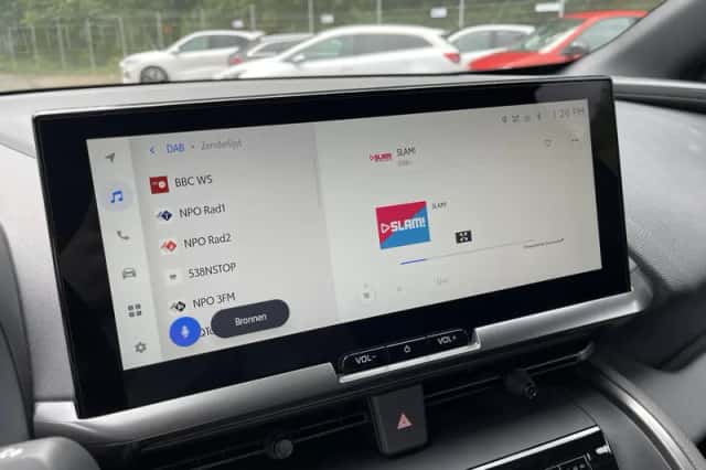 Toyota C-HR (2024) thumbnail 16