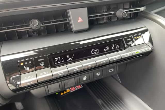 Toyota C-HR (2024) thumbnail 23