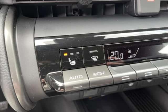 Toyota C-HR (2024) thumbnail 24