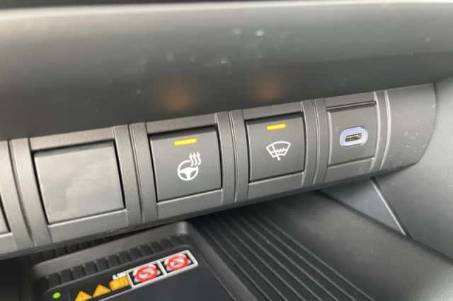 Toyota C-HR (2024) thumbnail 26