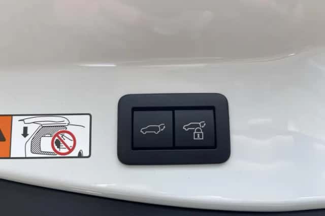 Toyota C-HR (2024) thumbnail 31