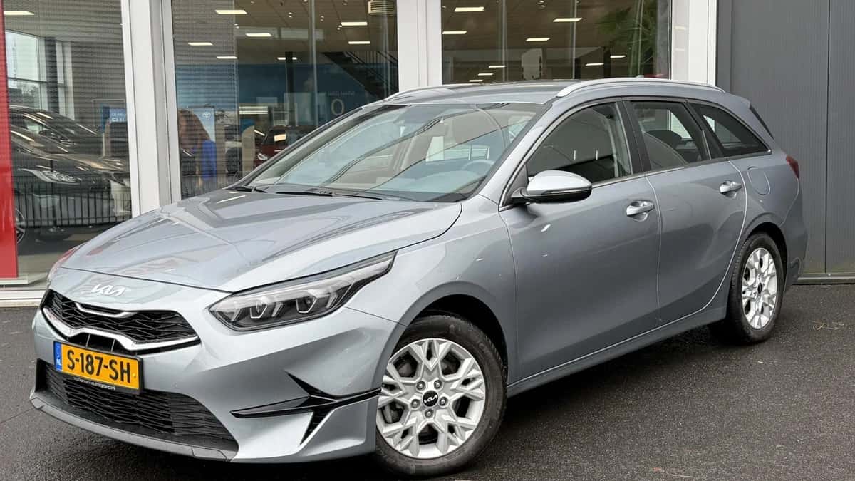 Kia Ceed Sportswagon (2023) — foto 1