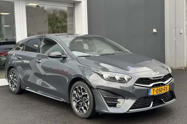 Kia Proceed (2023) thumbnail 3