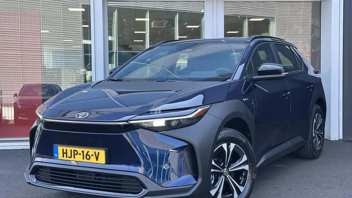 Toyota bZ4X (2025) — foto 1