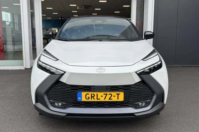Toyota C-HR (2024) thumbnail 2