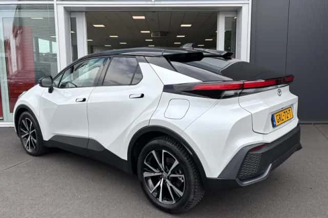 Toyota C-HR (2024) thumbnail 6