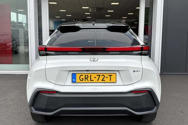 Toyota C-HR (2024) thumbnail 8
