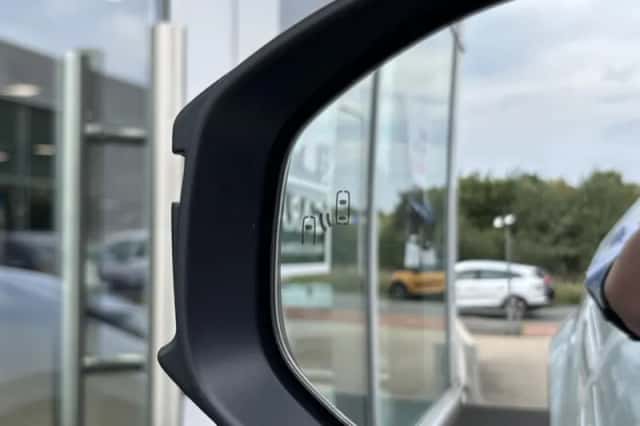 Toyota C-HR (2024) thumbnail 9