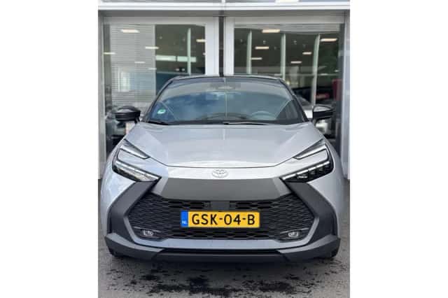 Toyota C-HR (2024) thumbnail 2