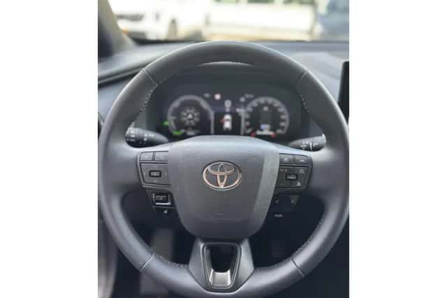 Toyota C-HR (2024) thumbnail 8