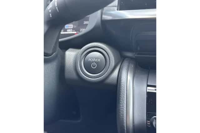 Toyota C-HR (2024) thumbnail 10