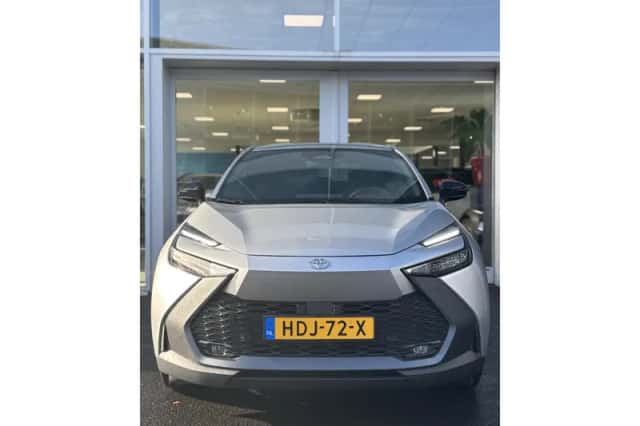 Toyota C-HR (2025) thumbnail 2
