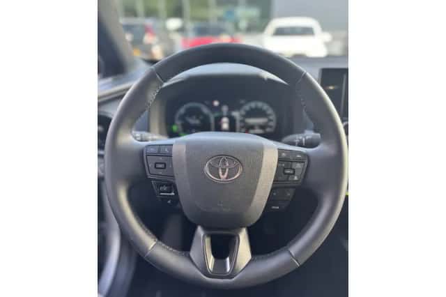 Toyota C-HR (2025) thumbnail 8
