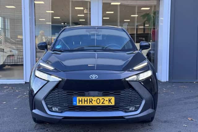 Toyota C-HR (2025) thumbnail 2
