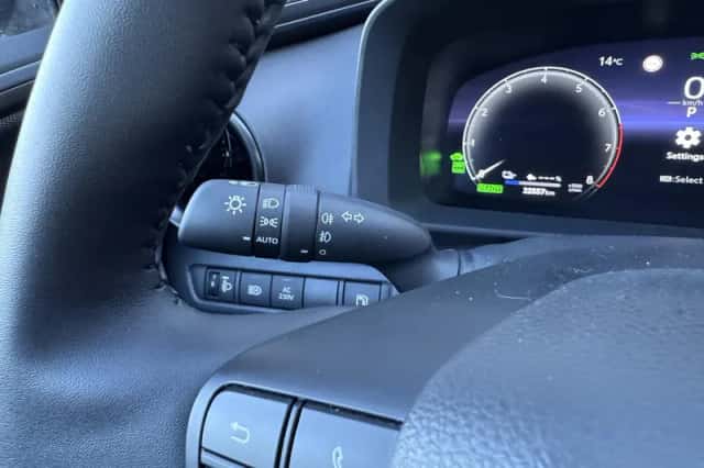 Toyota C-HR (2025) thumbnail 15