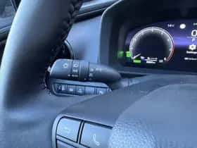 Toyota C-HR (2025) thumbnail 15
