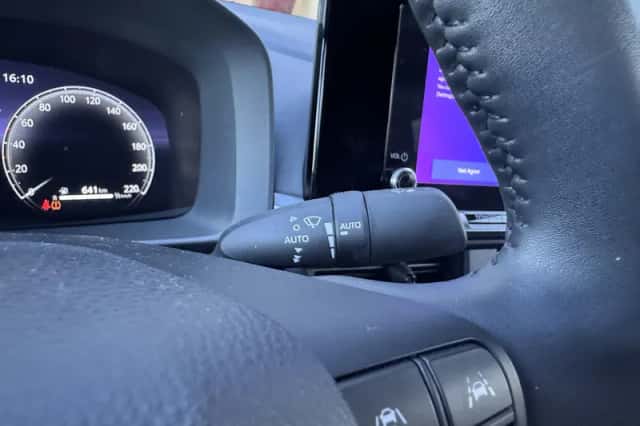 Toyota C-HR (2025) thumbnail 16