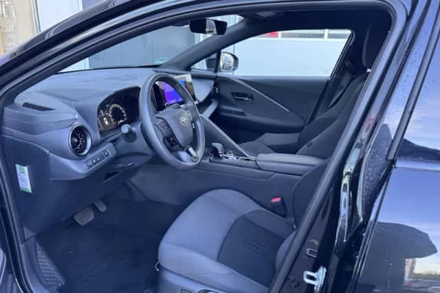 Toyota C-HR (2025) thumbnail 8