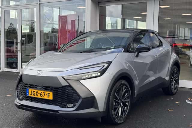 Toyota C-HR (2025) thumbnail 2