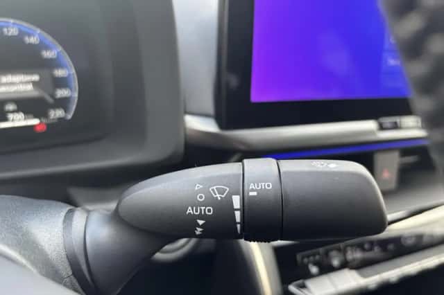 Toyota C-HR (2025) thumbnail 15