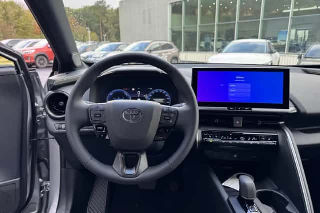 Toyota C-HR (2025) thumbnail 8