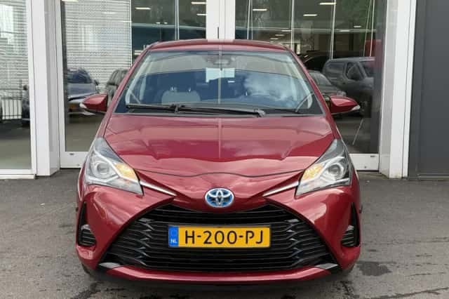 Toyota Yaris (2020) thumbnail 3