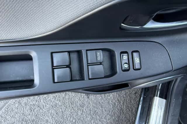Toyota Yaris (2016) thumbnail 18