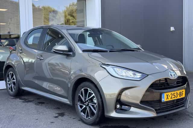 Toyota Yaris (2023) thumbnail 3