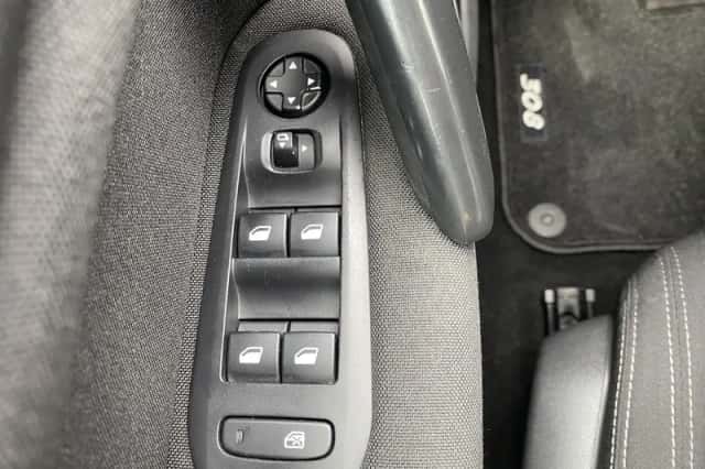 Peugeot 308 (2014) thumbnail 23